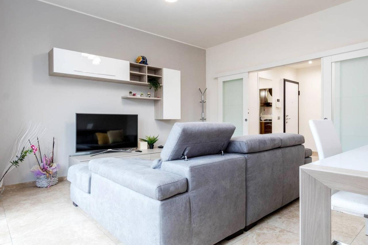 Altido Lovely Apt For 6 Located In Vibrant Gallaratese Milano Dış mekan fotoğraf